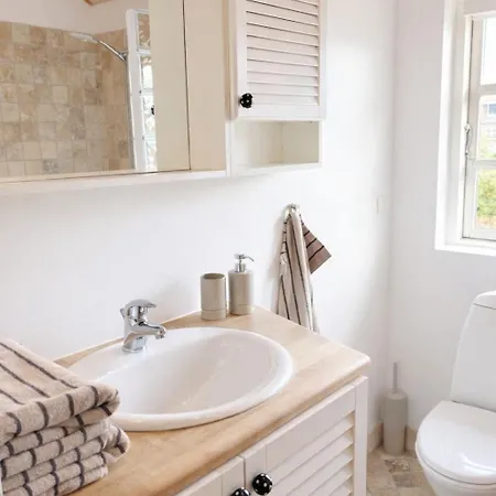 Roligt Gaestehus Naer Vandet Pa Thuro Holiday home