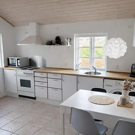 Roligt Gaestehus Naer Vandet Pa Thuro Holiday home Svendborg